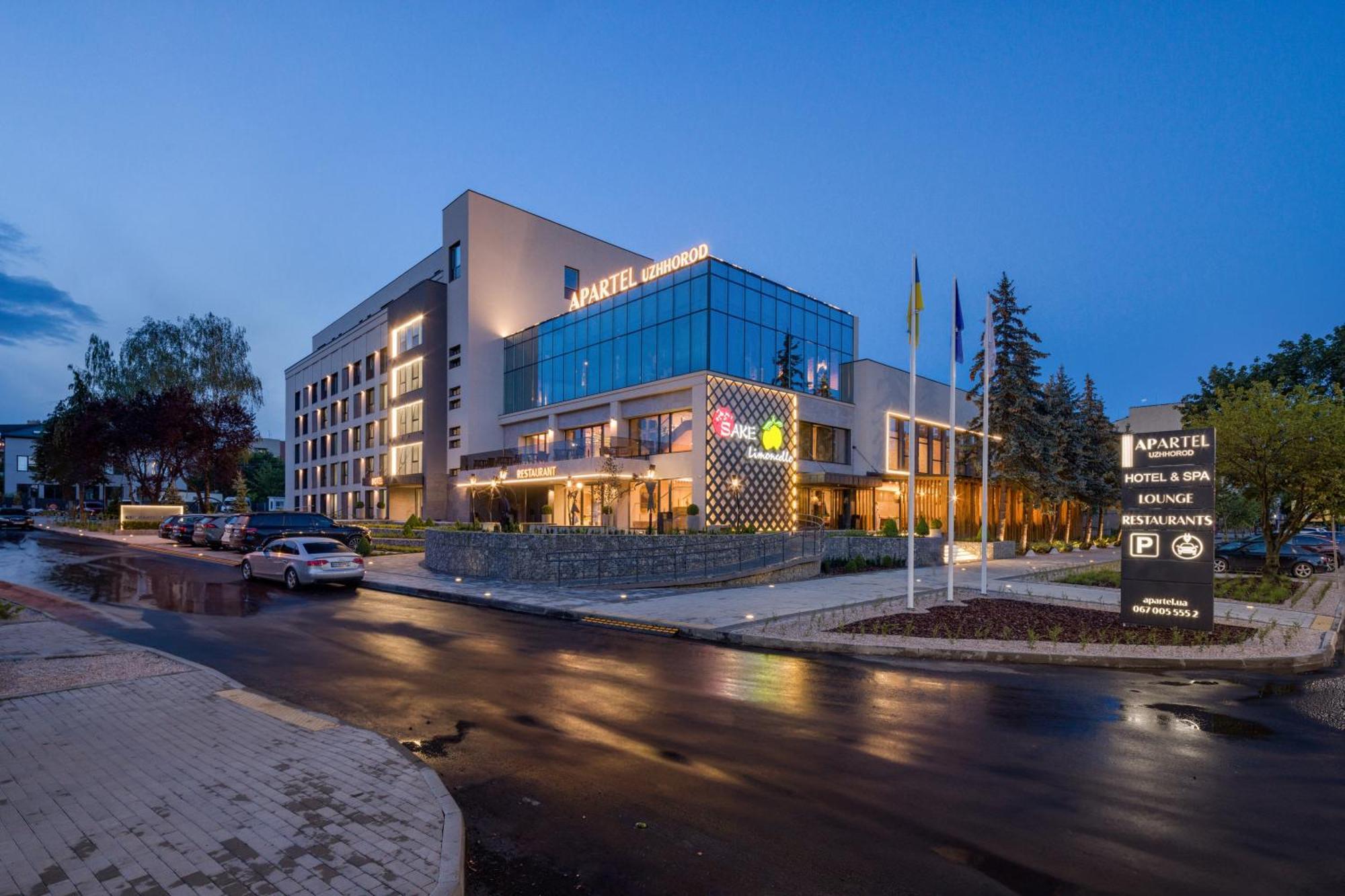 Apartel Oezjhorod Buitenkant foto